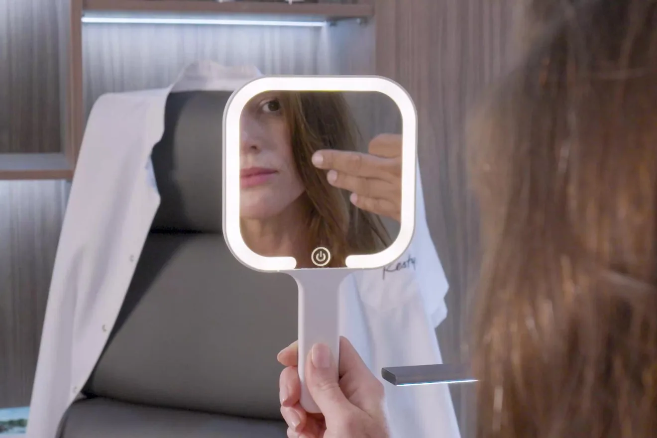 Cliente découvrant son éclat dans le miroir chez Tout en Éclat